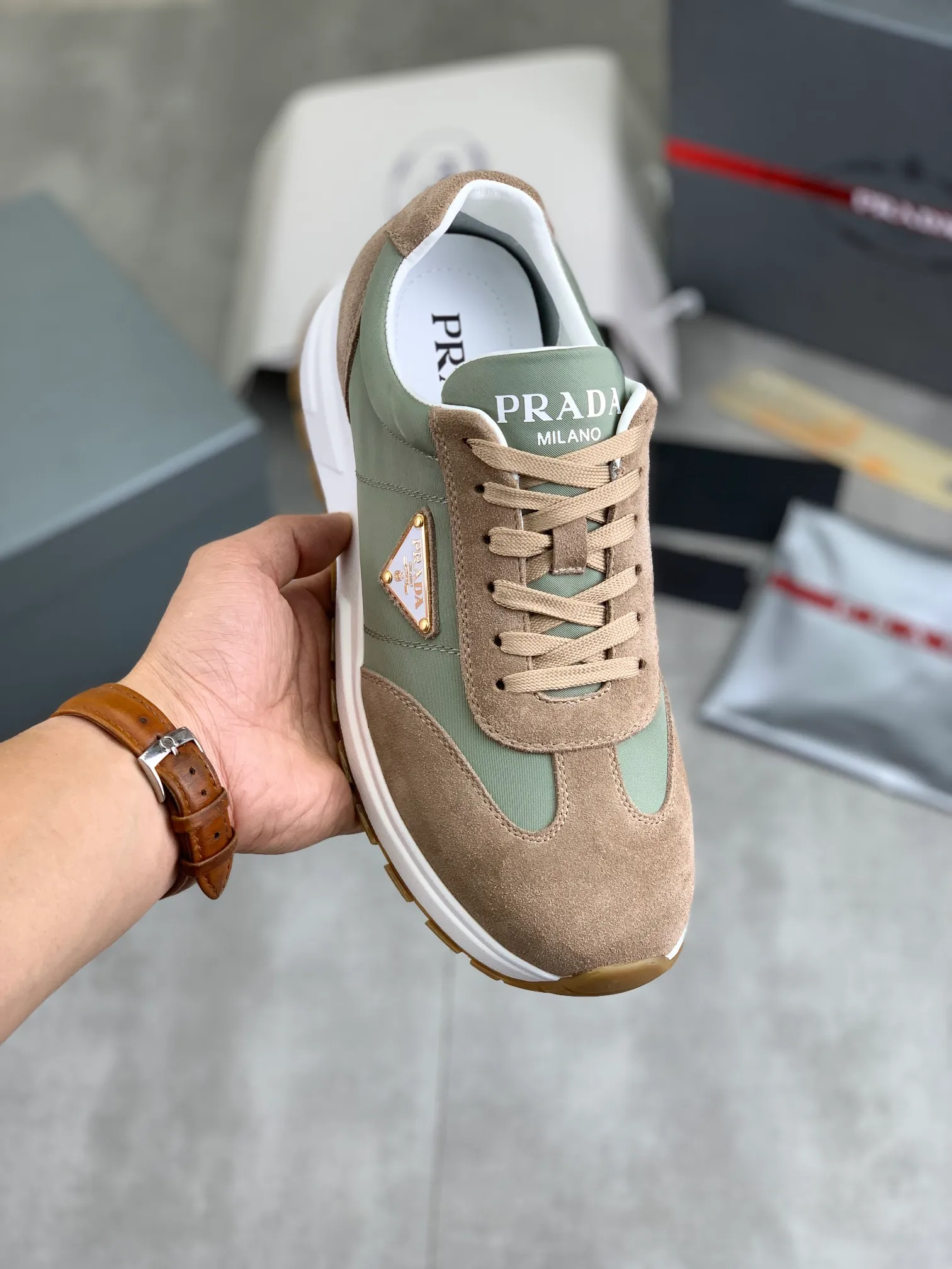 Men's shoes 💰P562💰[New model] The top version is available on the official website, 🆘 The trendy brand (PRADA) mainly promotes the popular model, avant-garde and versatile fashionable men's shoes, private version mold opening, cowhide surface splicing 1:1 replica... fashionable and simple, original imported cowhide and lining cowhide feet; the atmosphere and personality are more fashionable, eye-catching and pursuing class. It will subvert the old idea and be a must-have for fashion trendsetters with you! Must keep it for yourself! Tall and comfortable, large and low, high-end quality workmanship. Code number: 38-44 (45 customized) 4️⃣ colors available.